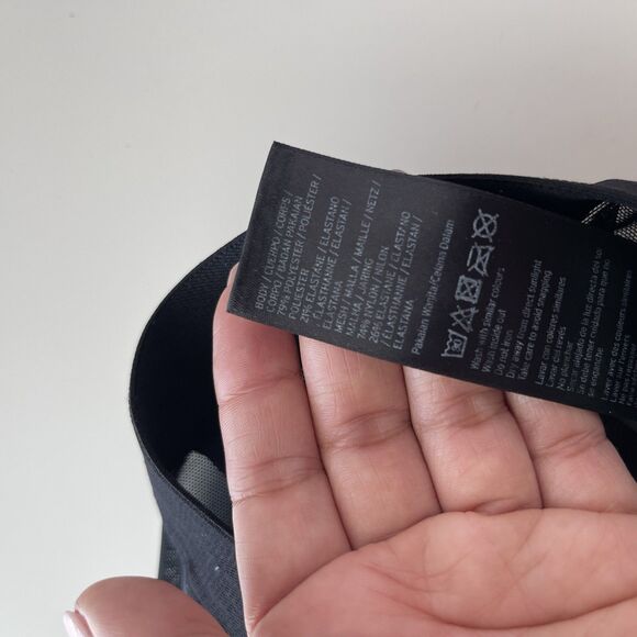 Ivy Park Sports Bra Small Black Fishnet-Style Logo Active Low Impact Racerback - Picture 8 of 8